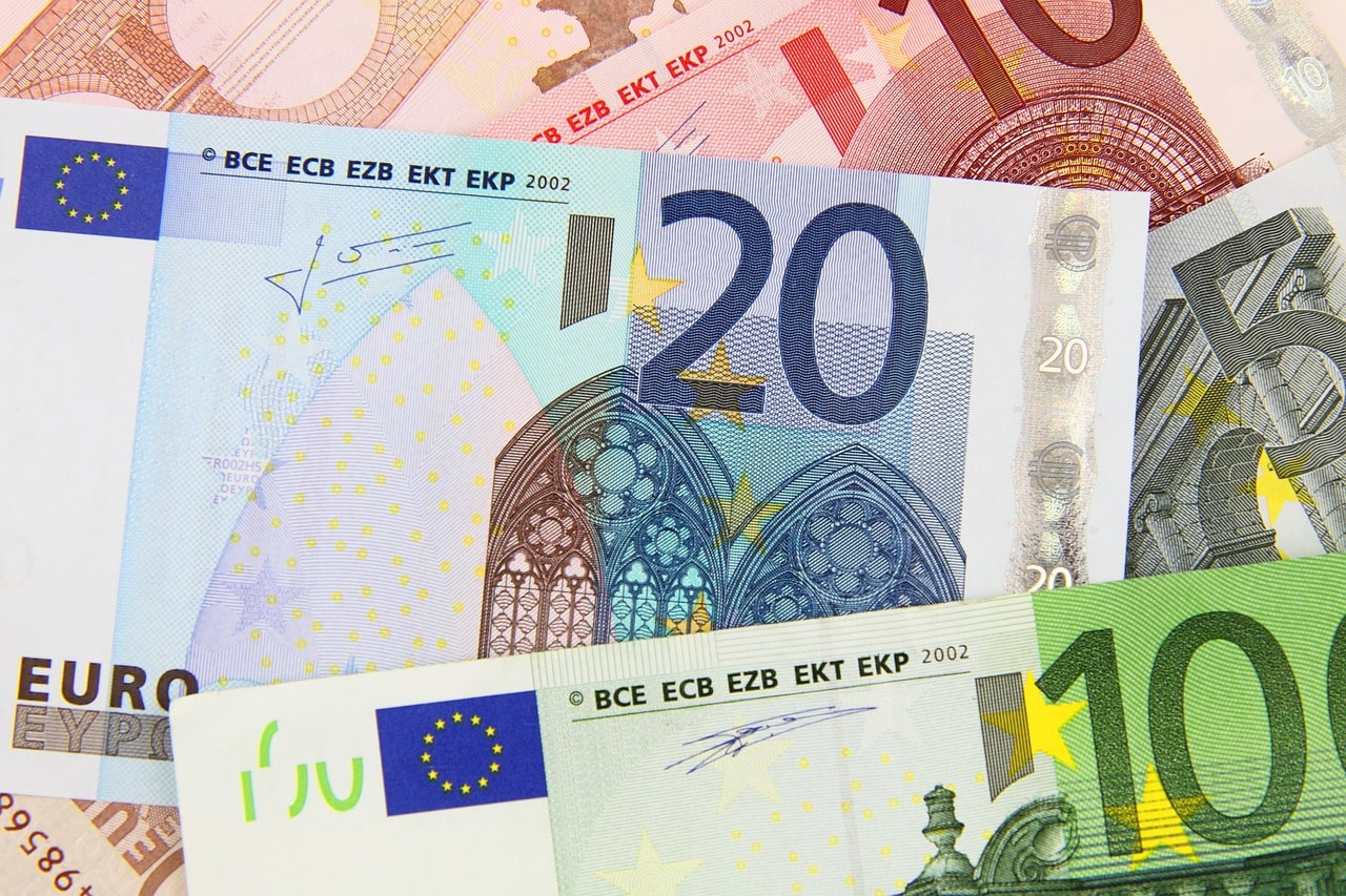 Euro-Scheine als Symbol für transparente Kosten